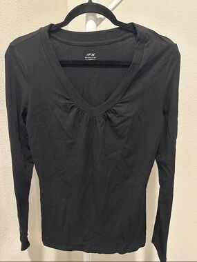 Apt. 9 Black V-Neck Long Sleeve Top with Subtle Front Gather